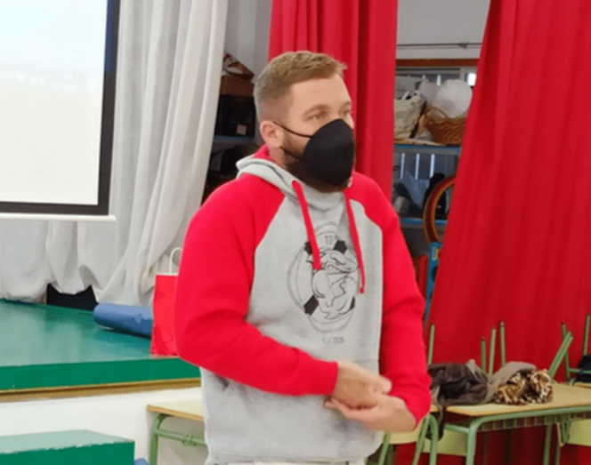 Imagen de la charla que el deportista Alejandro Rojas impartió en el centro / TA